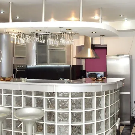 Academy Deluxe Apartment *